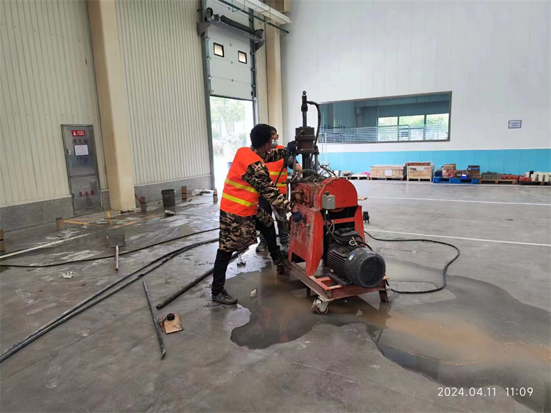 东英镇厂房地面下沉塌陷注浆加固施工